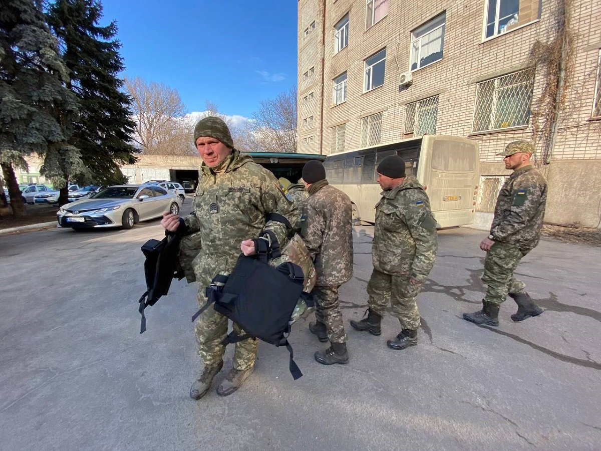 В Каменском терробороне передали форму и бронежилеты 1