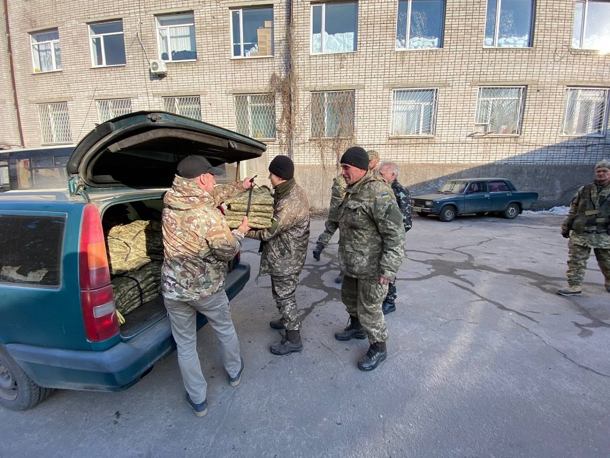 В Каменском терробороне передали форму и бронежилеты 2