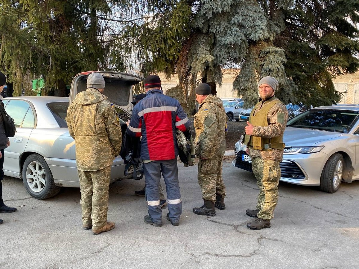В Каменском терробороне передали форму и бронежилеты 5