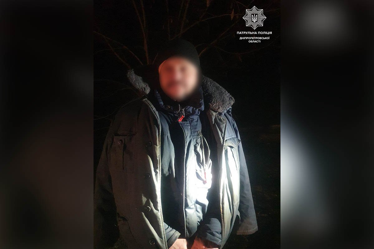 На улице Софьи Ковалевской, между домом и детским садом, стоял подозрительный ВАЗ