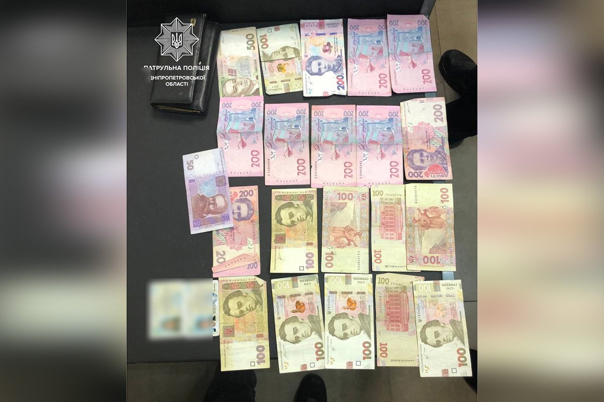 В сумке обнаружили кошельки с деньгами  В сумке обнаружили кошельки с деньгами