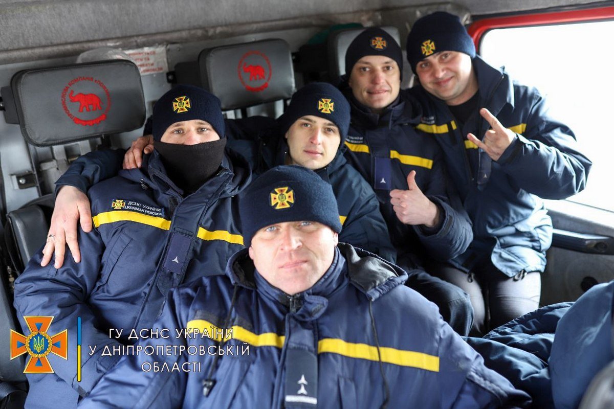 Спасатели из Днепра и области помогают ликвидировать последствия обстрелов по Украине 2