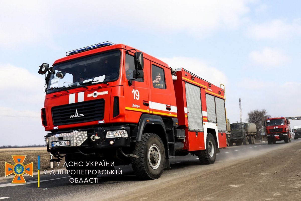 Спасатели из Днепра и области помогают ликвидировать последствия обстрелов по Украине 3