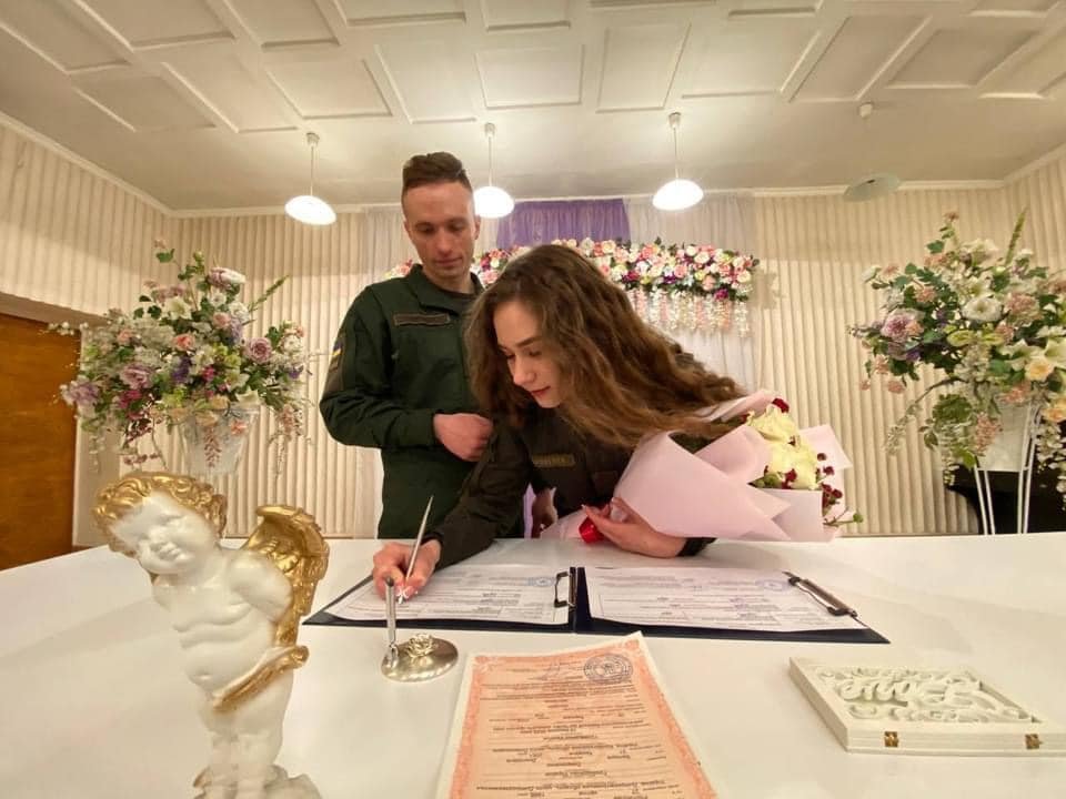 Любовь всегда побеждает: в Днепре нацгвардейцы сыграли три свадьбы в один день 3
