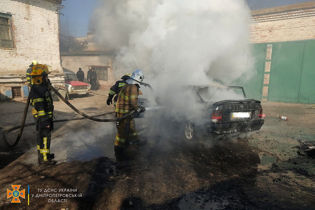 На улице Запорожской в Никополе горел Opel На улице Запорожской в Никополе горел Opel