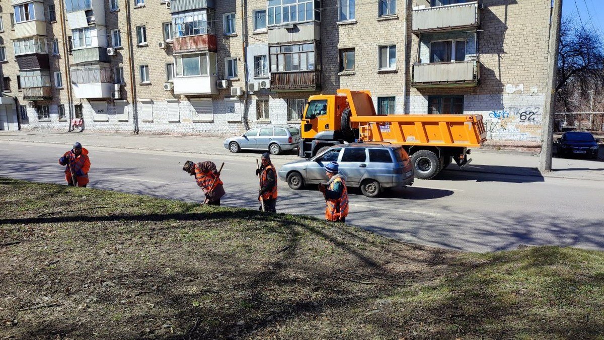 В Днепре коммунальные службы проводят весеннюю уборку 1