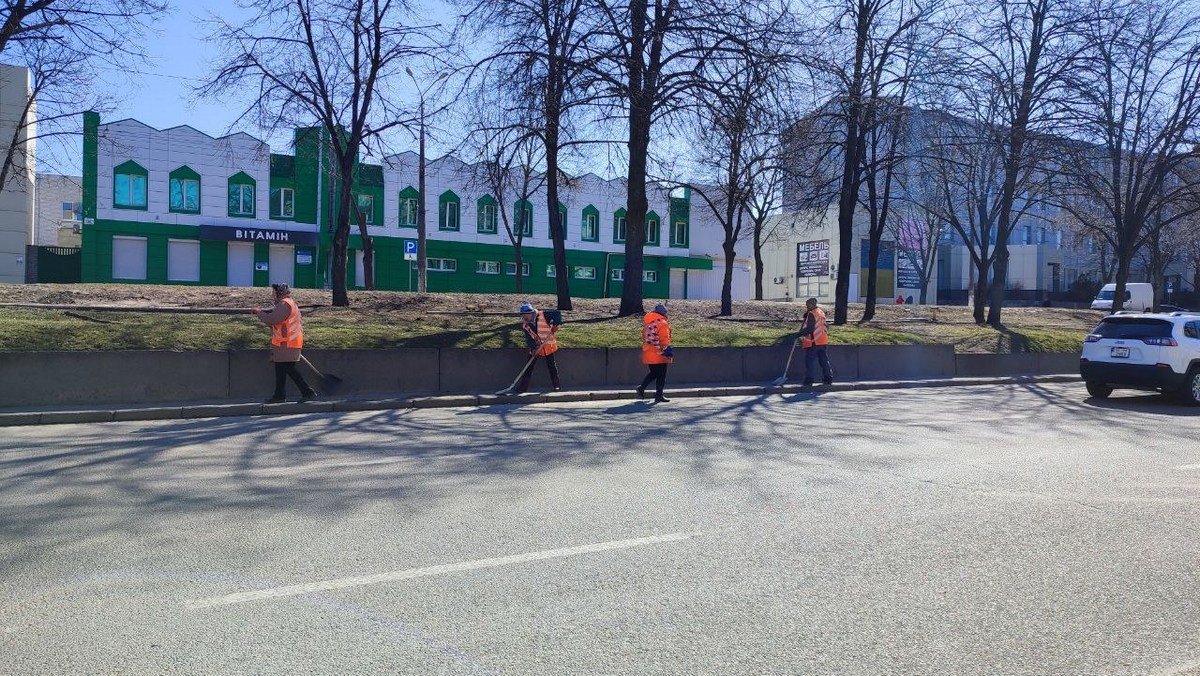 В Днепре коммунальные службы проводят весеннюю уборку 3