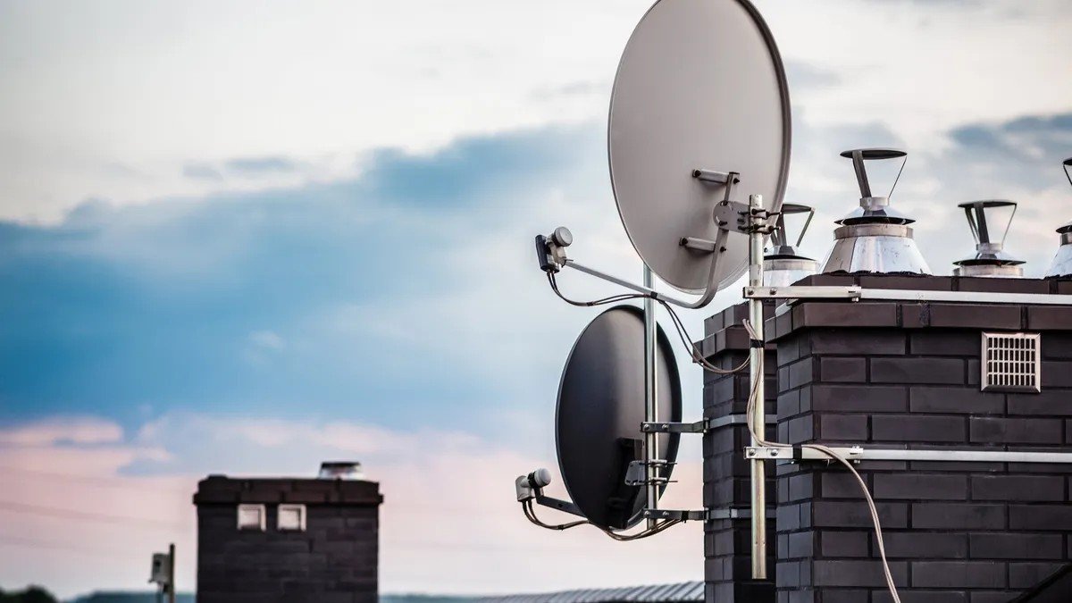 Жителей Днепра просят срочно демонтировать спутниковые антенны с домов