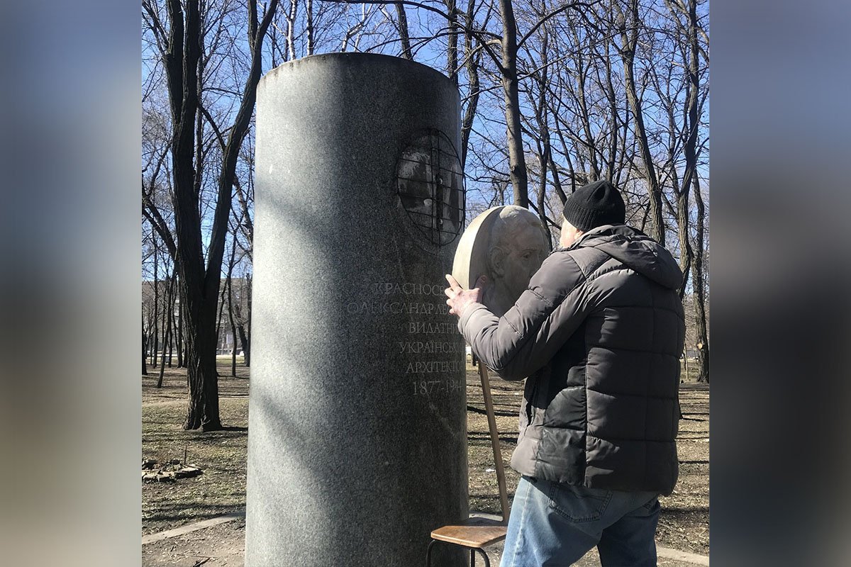 В Днепре приводят в порядок барельеф на могиле Александра Леонтьевича Красносельского