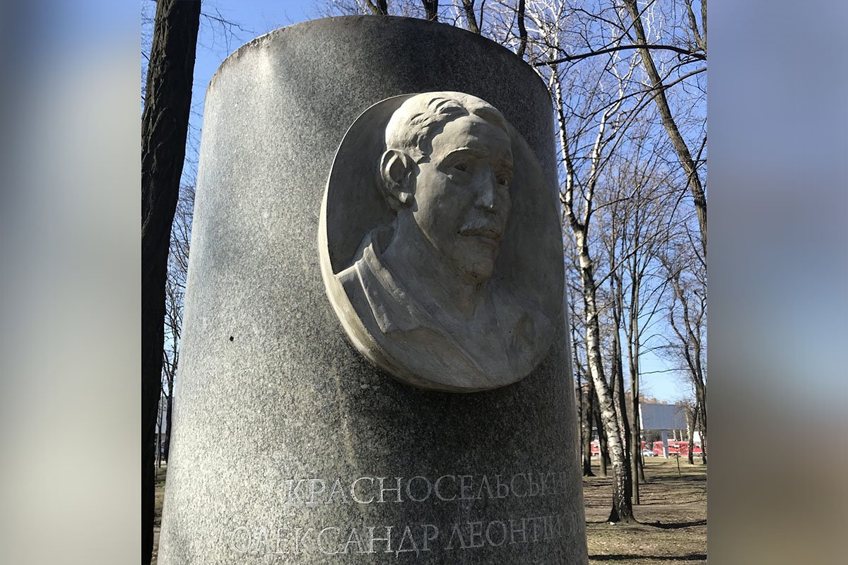 Позднее похитили и сам барельеф