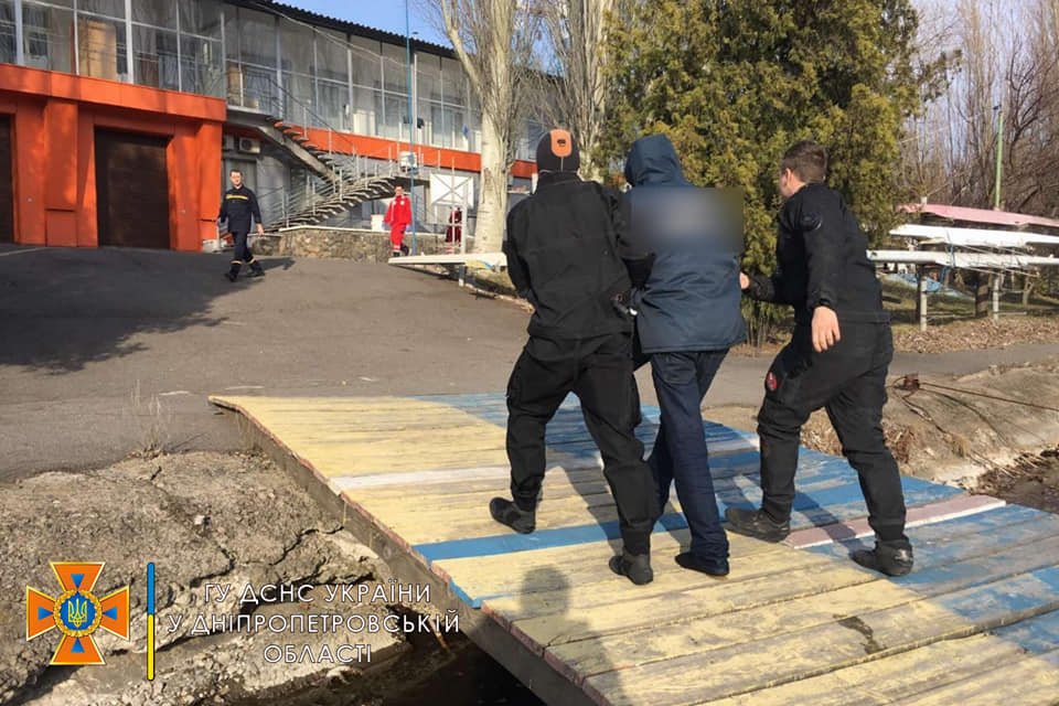 В Днепре мужчина упал с Монастырского моста в воду 2