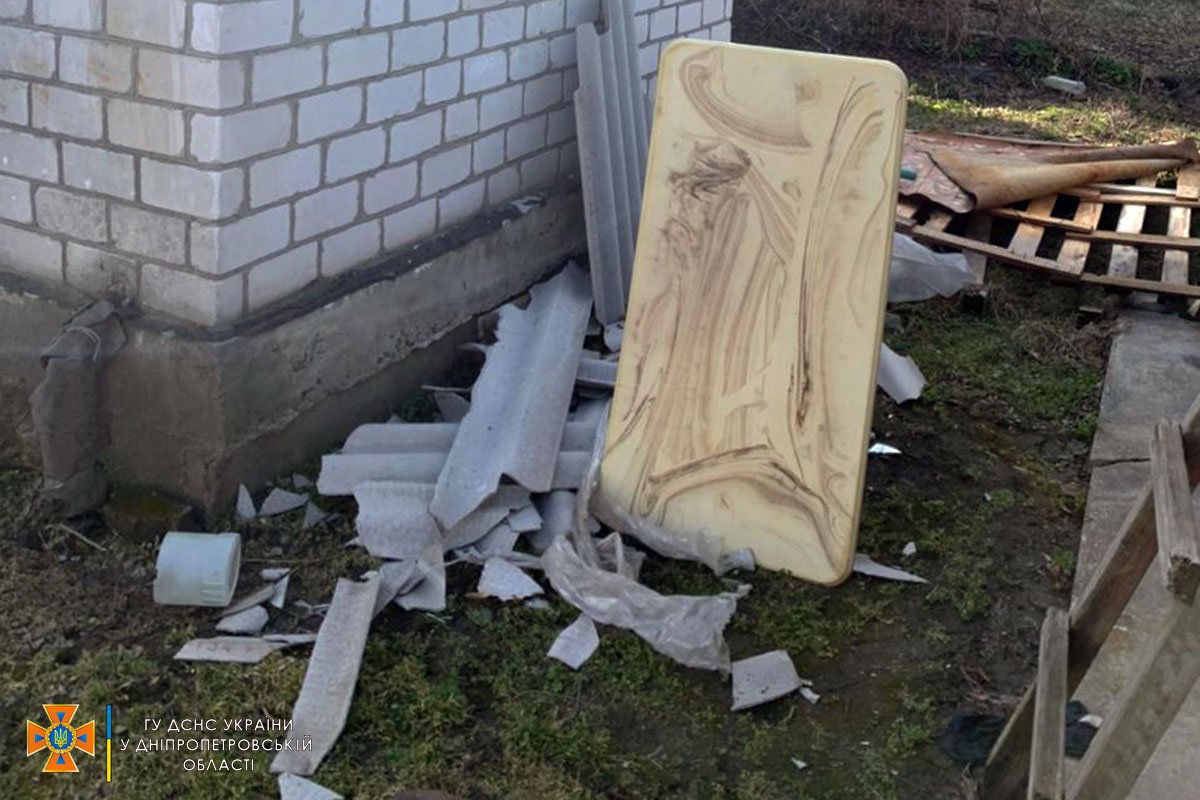 В Днепропетровской области ветер снес шифер с крыш нескольких частных домов 1