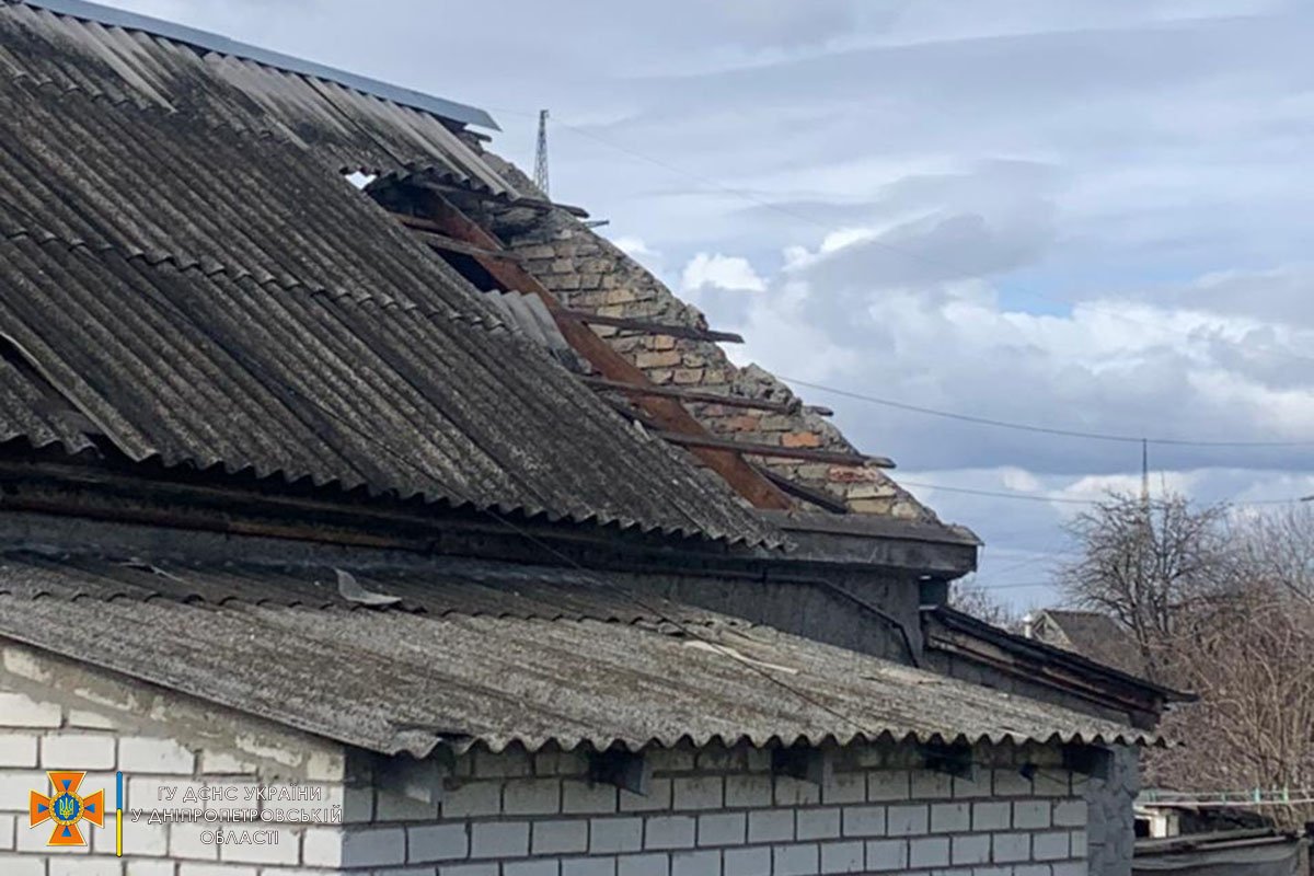 В Днепропетровской области ветер снес шифер с крыш нескольких частных домов 4