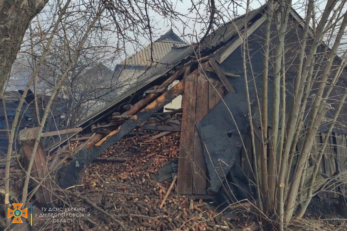 В Днепропетровской области во дворе дома загорелись дрова: огонь перешел на здание 1