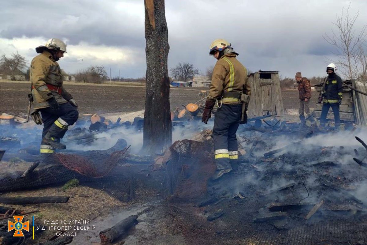 В Днепропетровской области во дворе дома загорелись дрова: огонь перешел на здание 2