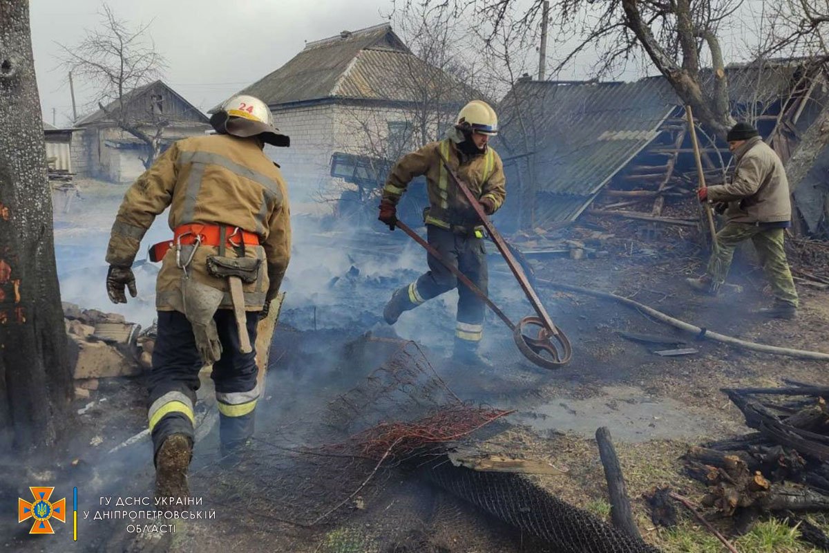 В Днепропетровской области во дворе дома загорелись дрова: огонь перешел на здание 3