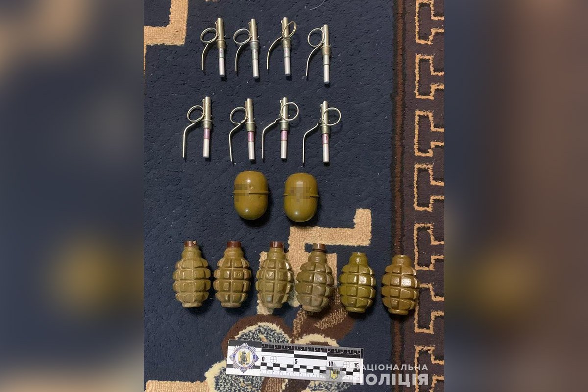 Дома он также хранил запалы и гранаты Дома он также хранил запалы и гранаты