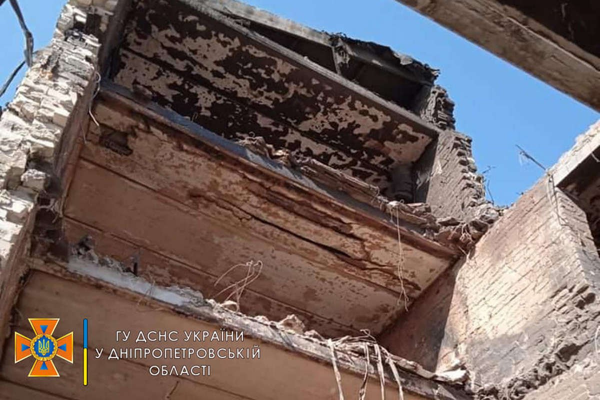 Спасатели разбирают завалы в домах, которые разрушил враг