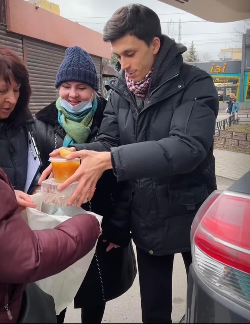 Федерация вместе с благотворительным фондом "Їжа Життя Дніпро" организовывают и доставляют бесплатные обеды людям с ограниченными возможностями передвижения, военным и их семьям, беженцам