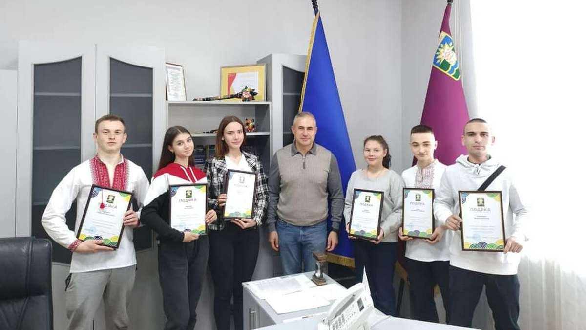Городской голова вручил юным патриотам благодарность