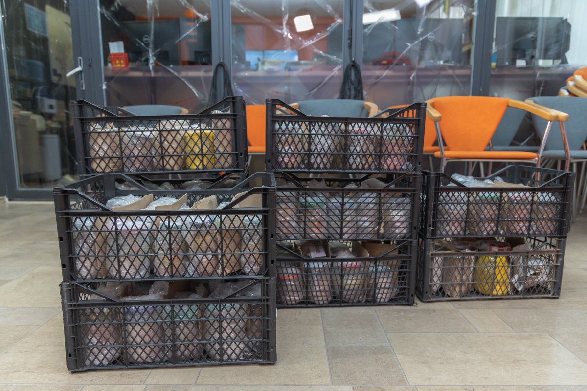 Набивают татуировки и готовят тушенку: как тату-салон Днепра помогает Защитникам Украины 1