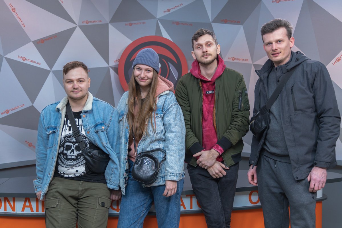 Набивают татуировки и готовят тушенку: как тату-салон Днепра помогает Защитникам Украины 2