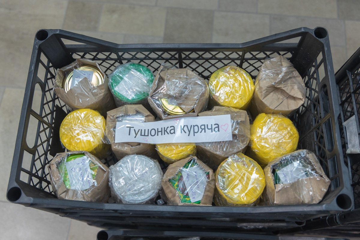 Набивают татуировки и готовят тушенку: как тату-салон Днепра помогает Защитникам Украины 3