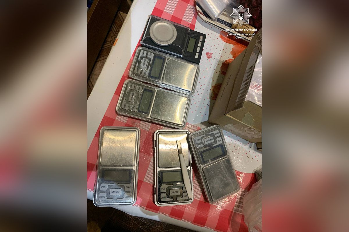 Они сообщили, что их соседка торгует наркотиками. Они сообщили, что их соседка торгует наркотиками.