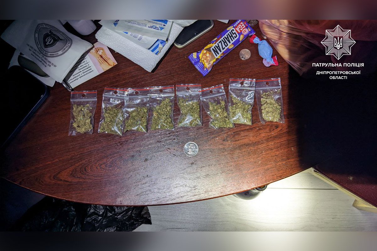 Внутри копы нашли наркотики, слип-пакеты и весы Внутри копы нашли наркотики, слип-пакеты и весы