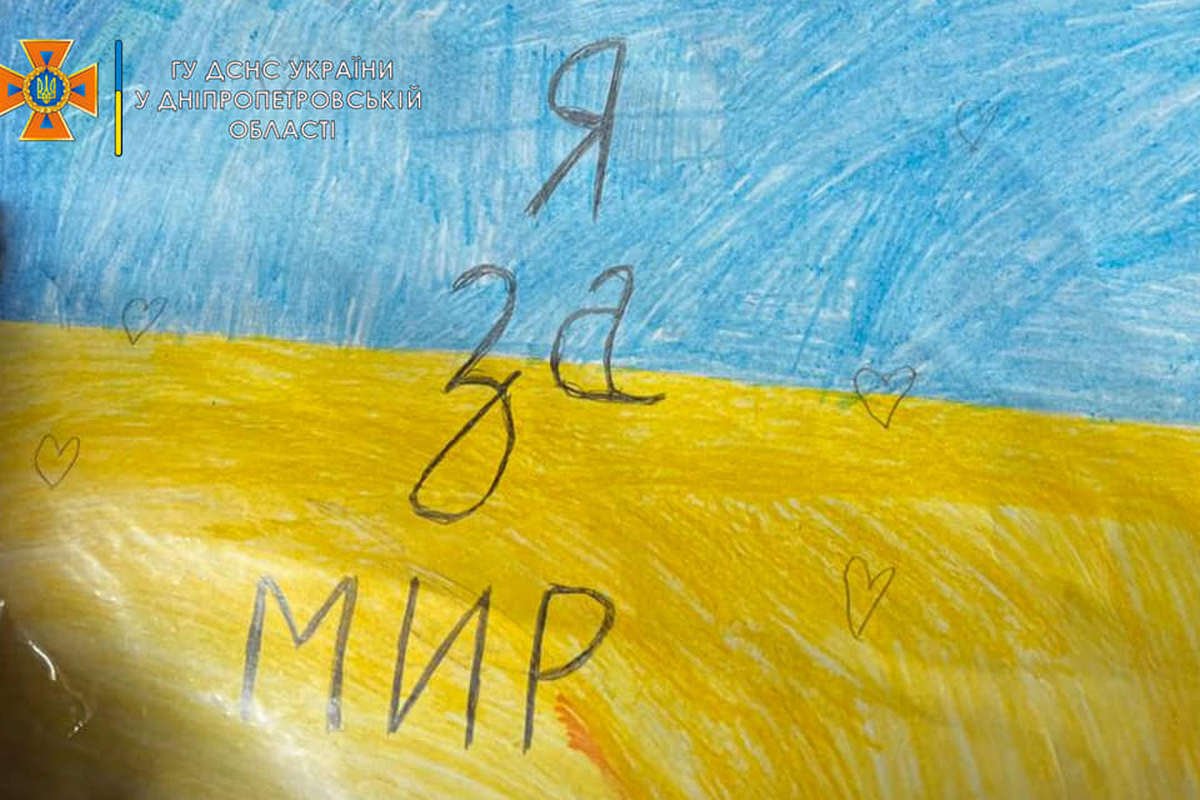 Тимур подарил спасателям свой рисунок Тимур подарил спасателям свой рисунок