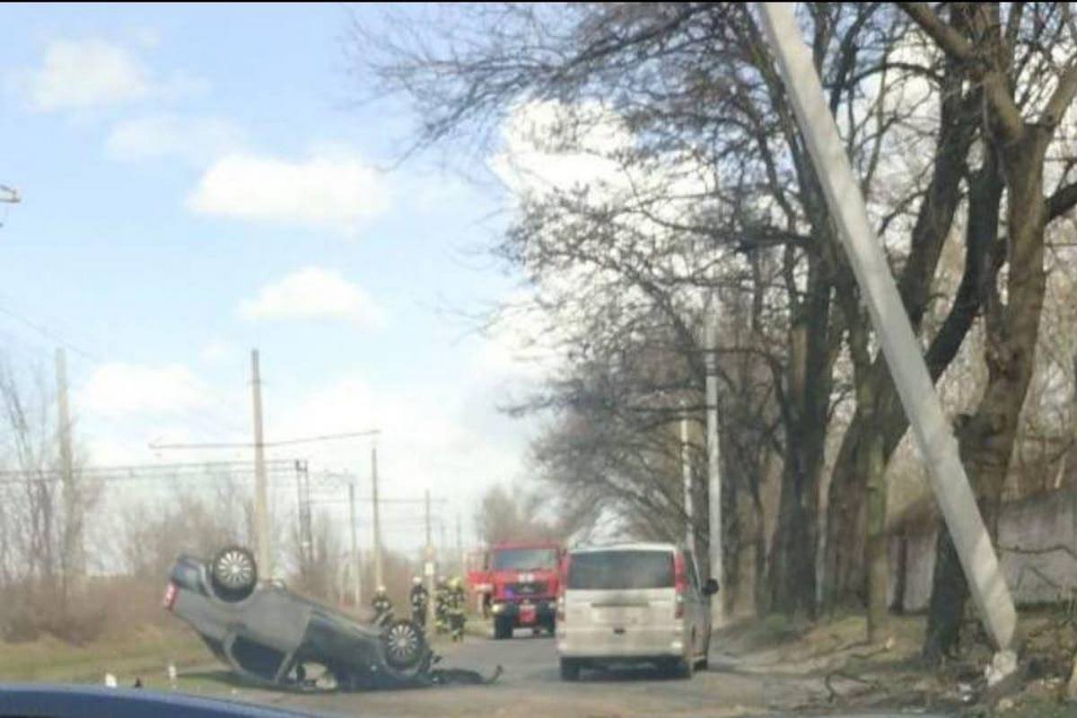 На Маяковского Renault врезался в столб и перевернулся На Маяковского Renault врезался в столб и перевернулся