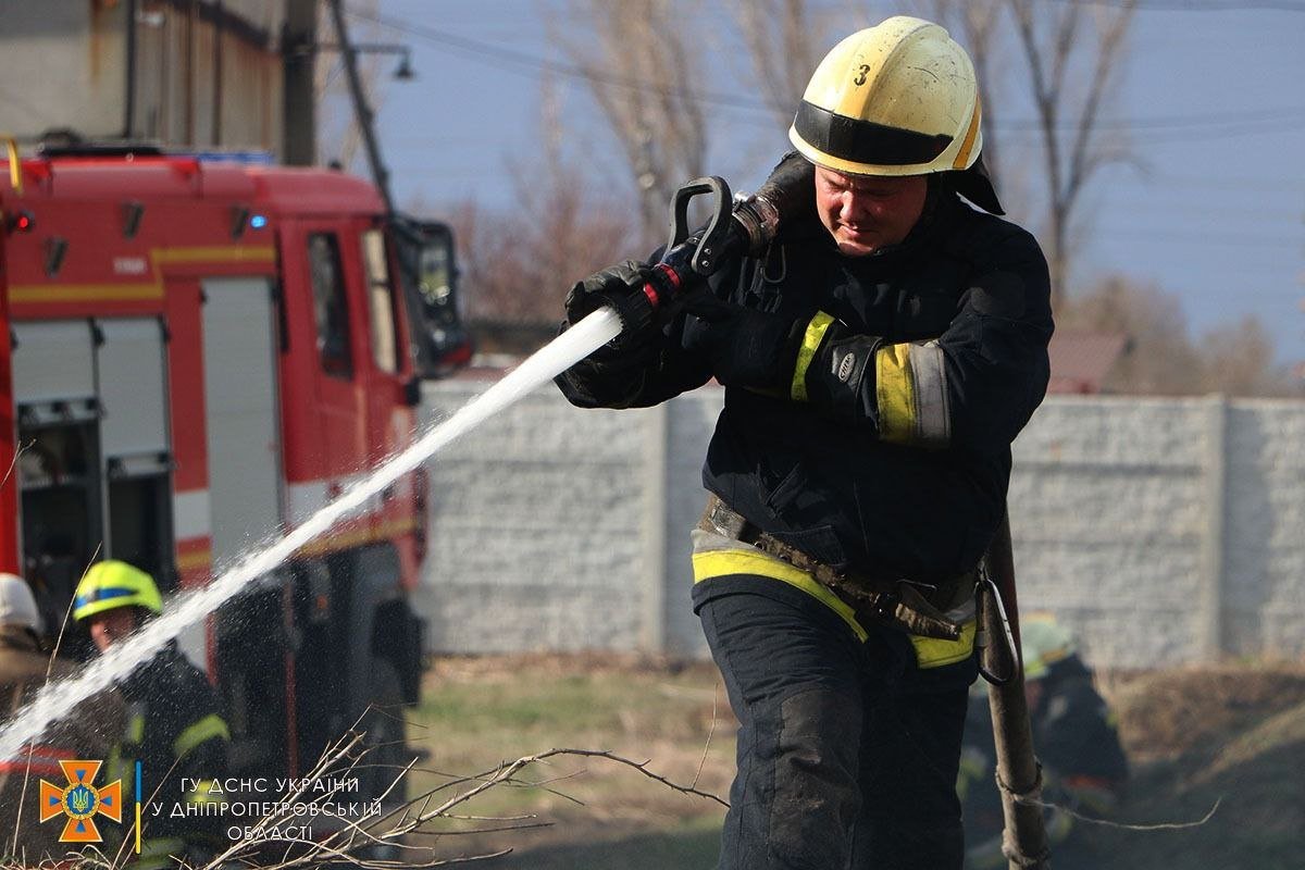 Здесь горели одноэтажные сооружения для хранения техники