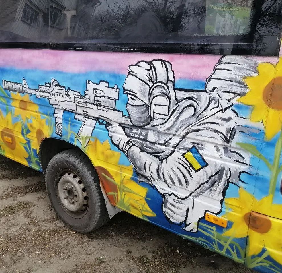 В Днепре у волонтёров появился патриотический автобус 2