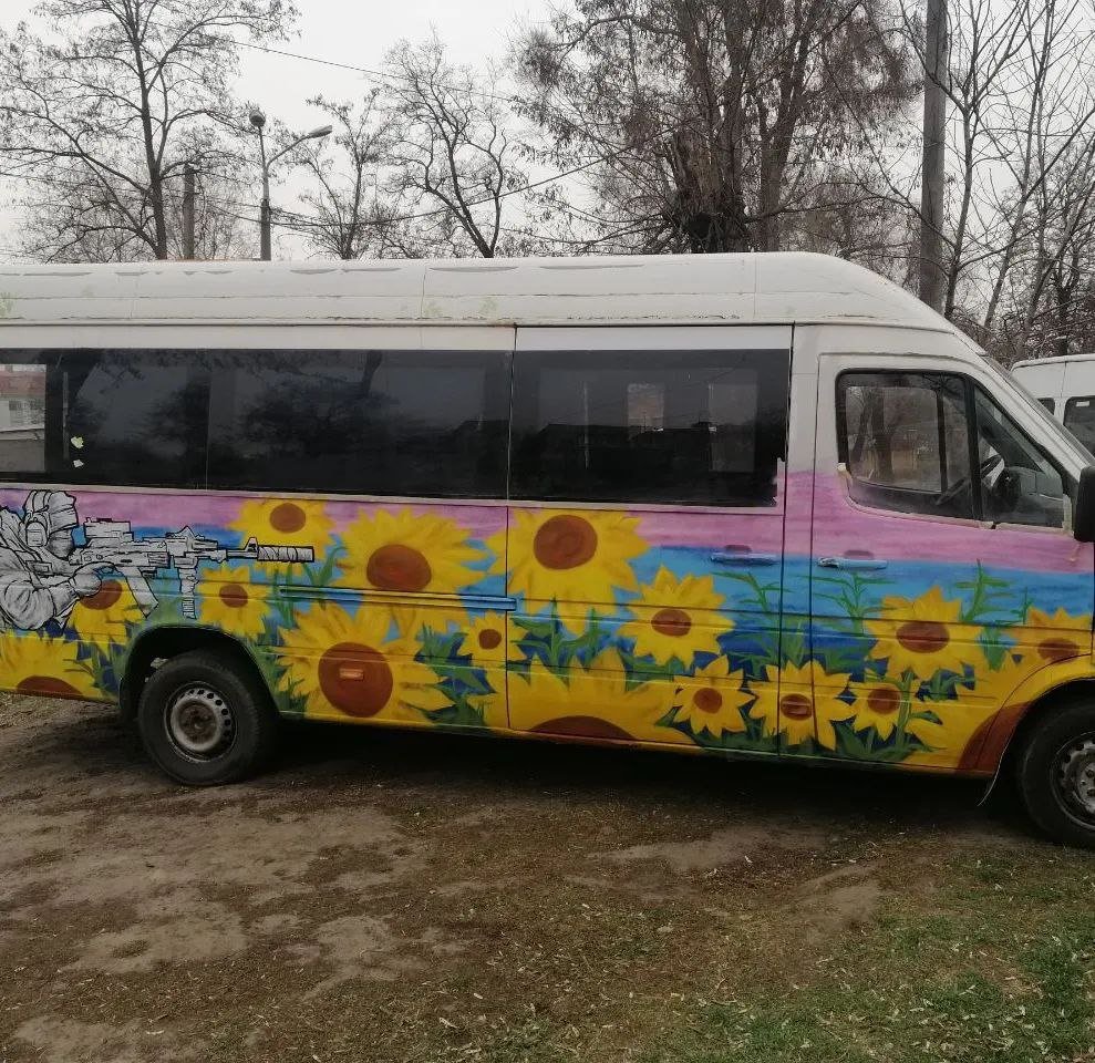 В Днепре у волонтёров появился патриотический автобус 3