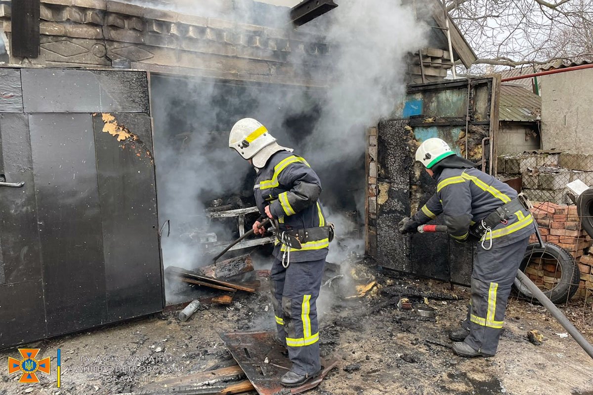 Спасатели установили, что пожар возник внутри гаража, в котором находится легковой автомобиль Opel Kadett