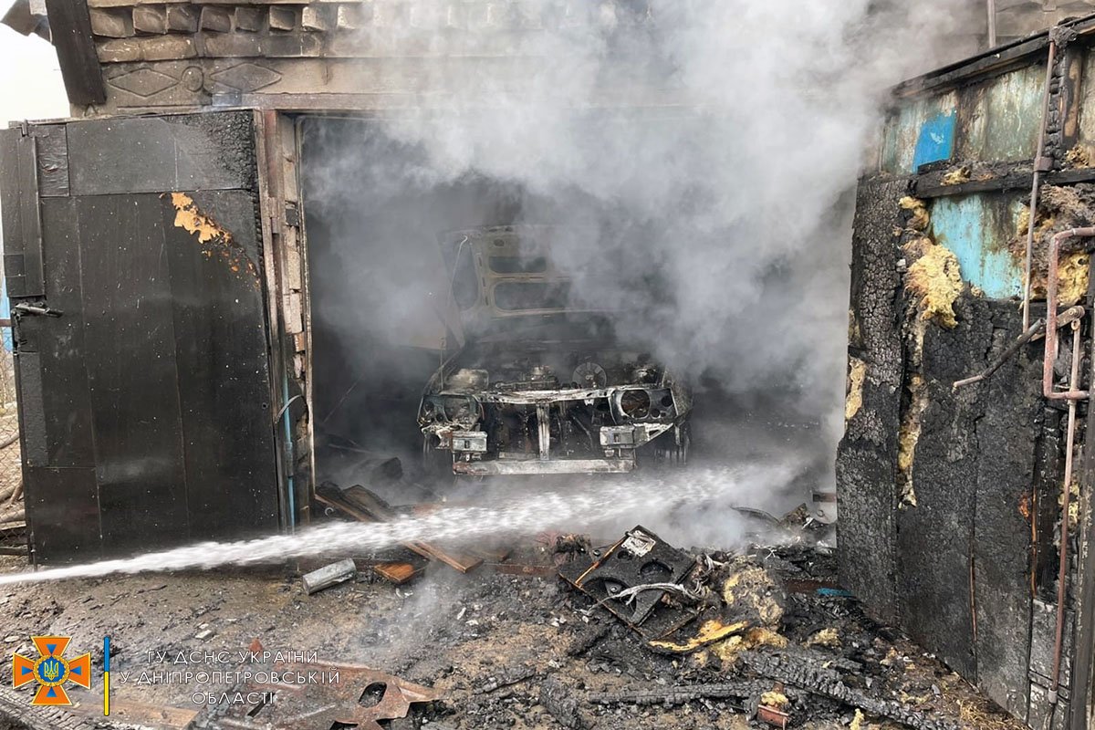 Владелец гаража пытался самостоятельно потушить огонь в результате сам пострадал