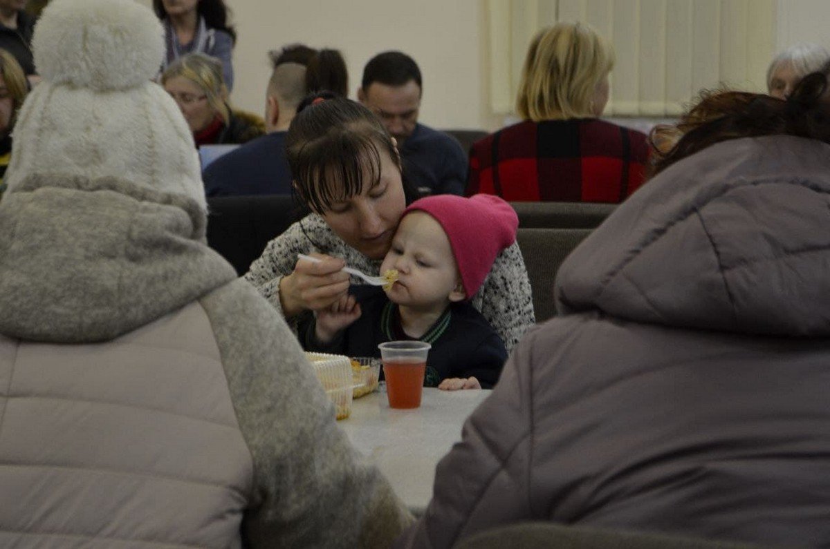 Благодаря поддержке фонда World Central Kitchen наладили питание пересенцев в Днепре и Каменском, а также в горячих точках 11