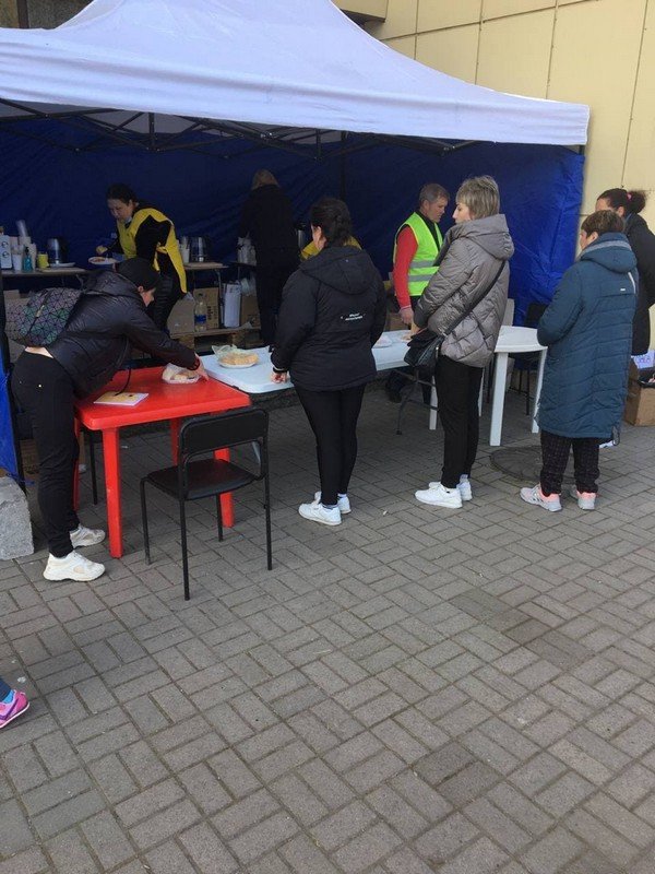 Благодаря поддержке фонда World Central Kitchen наладили питание пересенцев в Днепре и Каменском, а также в горячих точках 12
