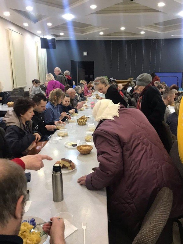 Благодаря поддержке фонда World Central Kitchen наладили питание пересенцев в Днепре и Каменском, а также в горячих точках 14