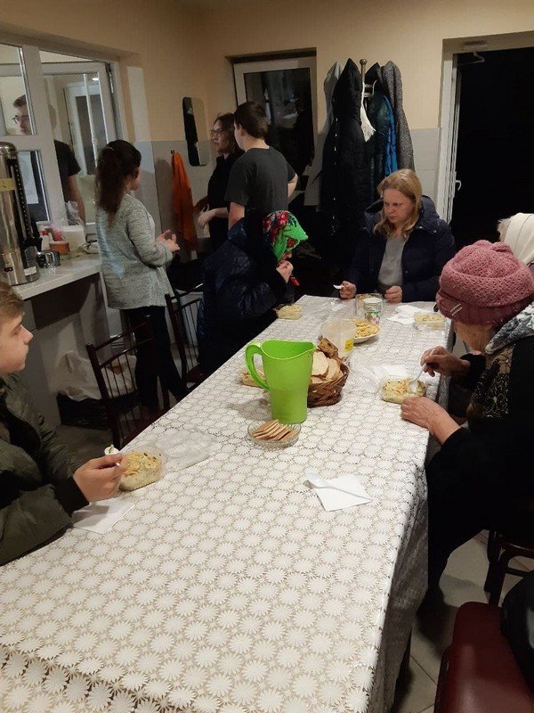 Благодаря поддержке фонда World Central Kitchen наладили питание пересенцев в Днепре и Каменском, а также в горячих точках 15
