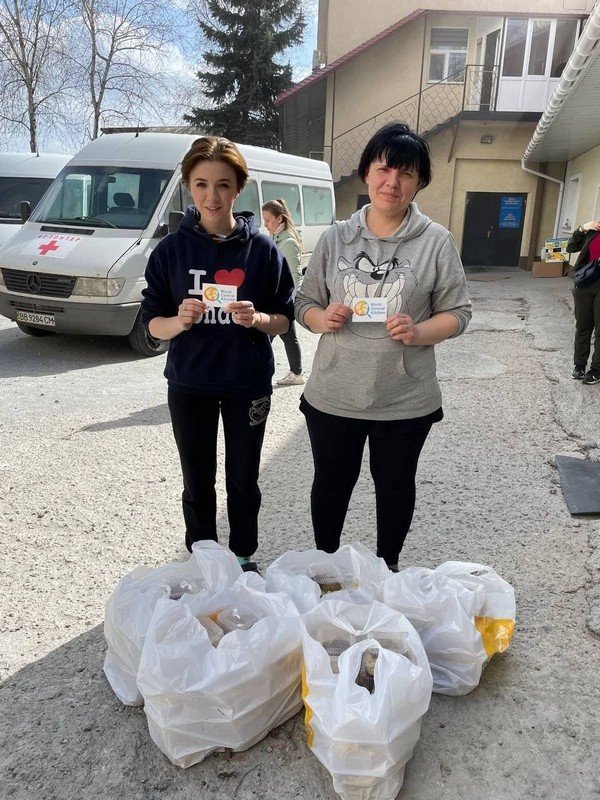 Благодаря поддержке фонда World Central Kitchen наладили питание пересенцев в Днепре и Каменском, а также в горячих точках 16