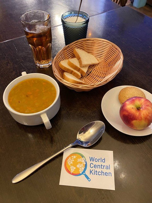 Благодаря поддержке фонда World Central Kitchen наладили питание пересенцев в Днепре и Каменском, а также в горячих точках 17