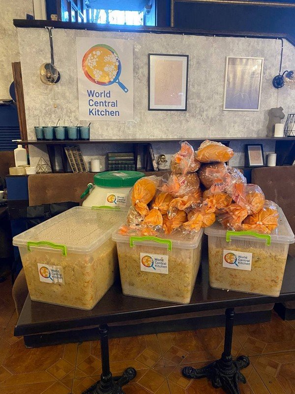 Благодаря поддержке фонда World Central Kitchen наладили питание пересенцев в Днепре и Каменском, а также в горячих точках 18