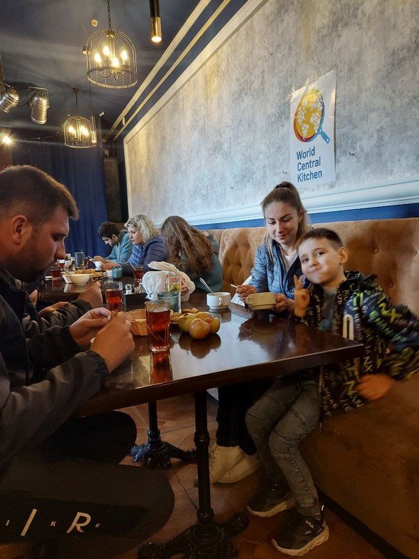 Благодаря поддержке фонда World Central Kitchen наладили питание пересенцев в Днепре и Каменском, а также в горячих точках 19