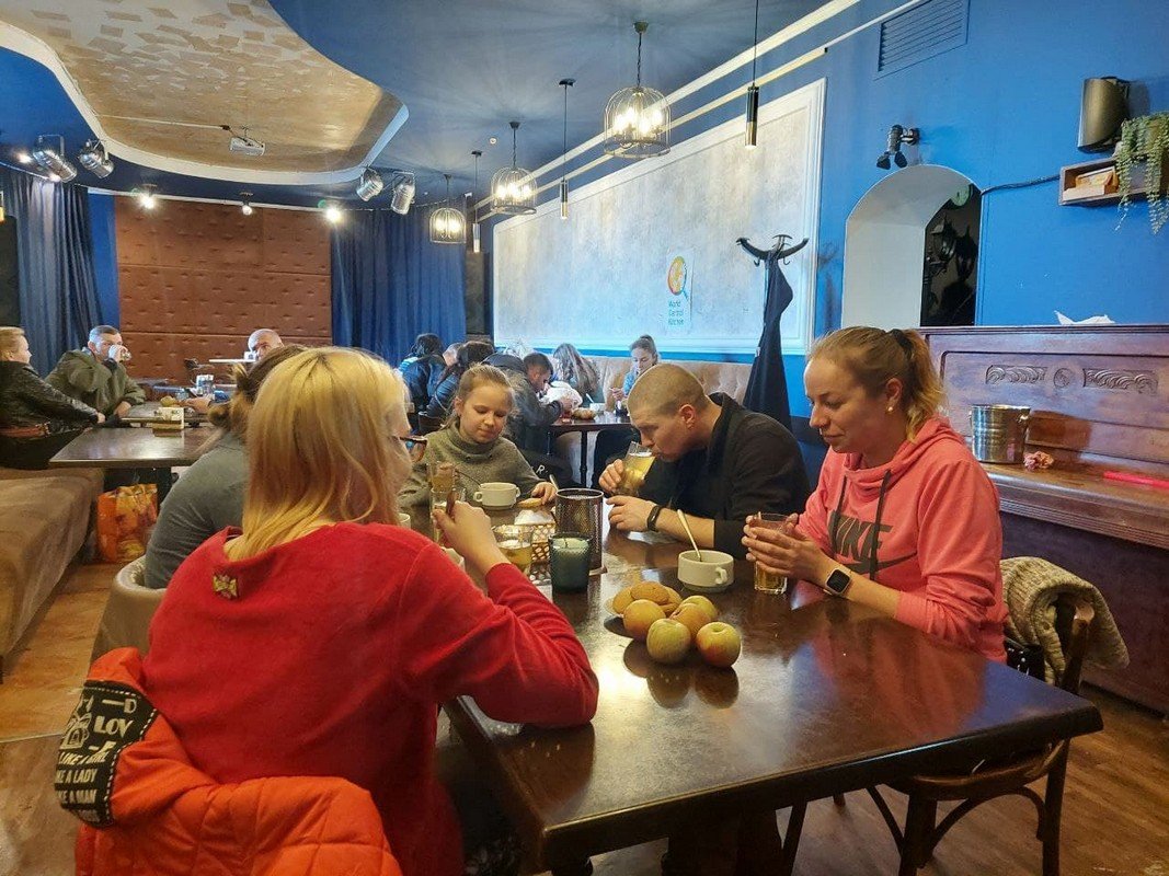 Благодаря поддержке фонда World Central Kitchen наладили питание пересенцев в Днепре и Каменском, а также в горячих точках 20