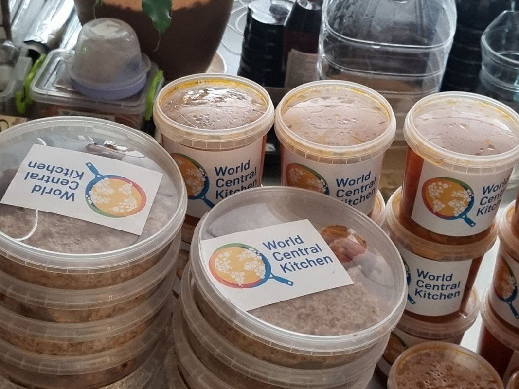Благодаря поддержке фонда World Central Kitchen наладили питание пересенцев в Днепре и Каменском, а также в горячих точках 21