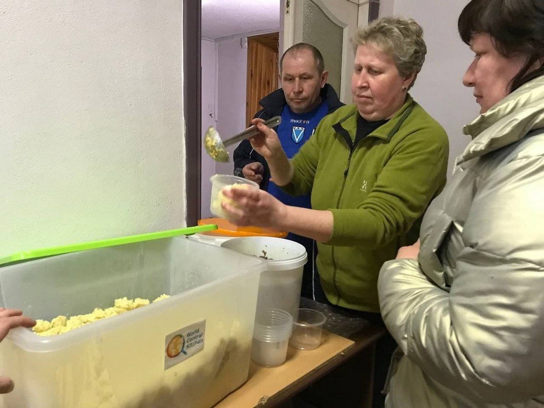 Благодаря поддержке фонда World Central Kitchen наладили питание пересенцев в Днепре и Каменском, а также в горячих точках 22