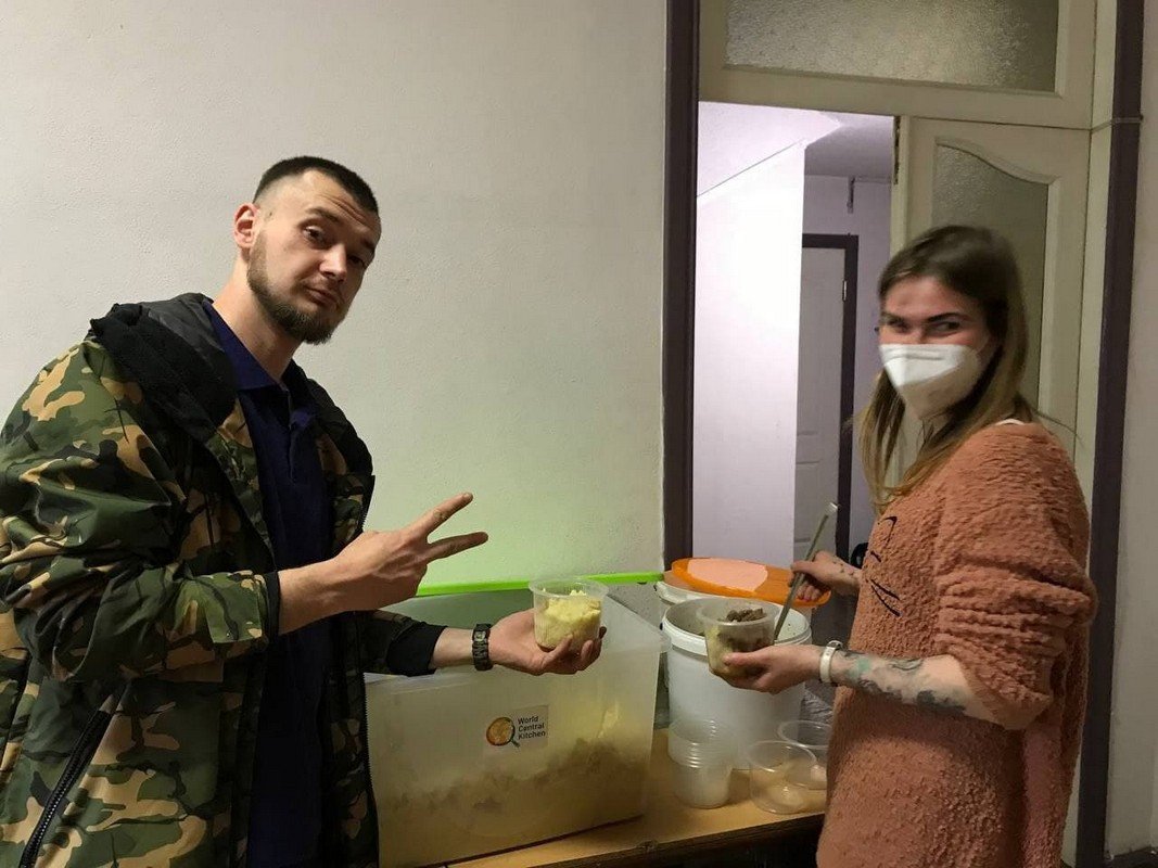 Благодаря поддержке фонда World Central Kitchen наладили питание пересенцев в Днепре и Каменском, а также в горячих точках 23