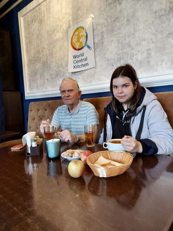 Благодаря поддержке фонда World Central Kitchen наладили питание пересенцев в Днепре и Каменском, а также в горячих точках 24