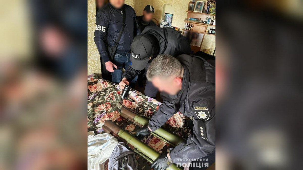 В Днепропетровской области депутат сельсовета хранил оружие и боеприпасы, полученные под видом гуманитарной помощи